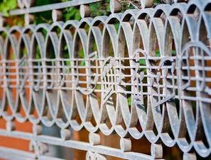 Квест-экскурсия по району Арбата. Ноты на ограде консерватории.