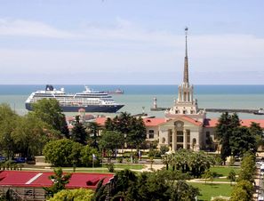 Квест по городу Сочи. Парковая территория перед морским портом.